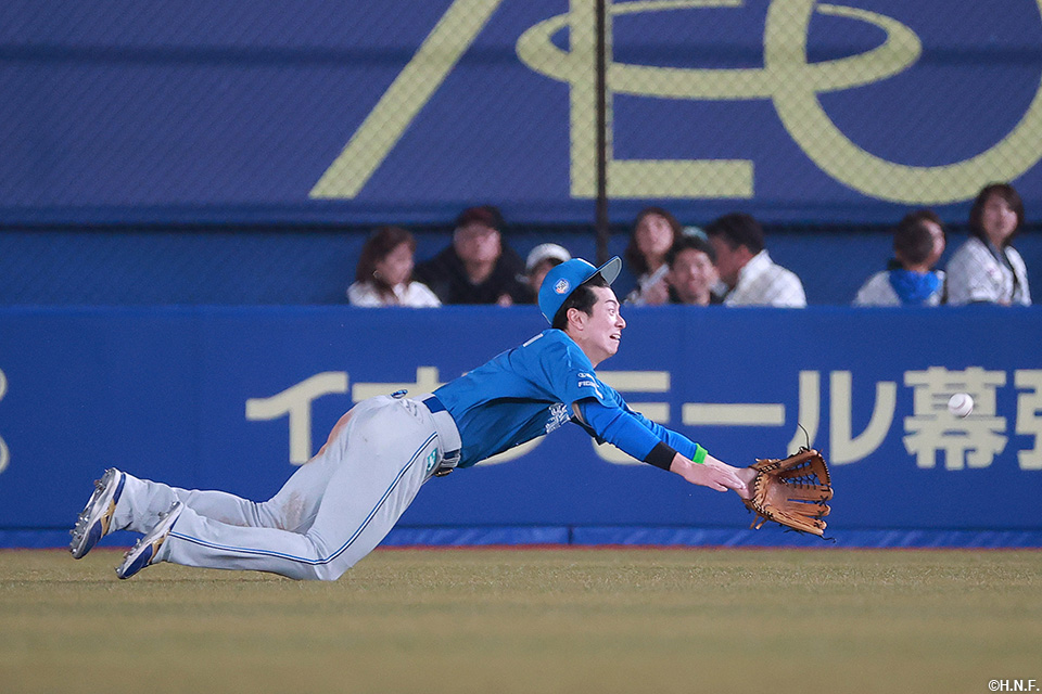 8回表、好守をみせる松本剛選手