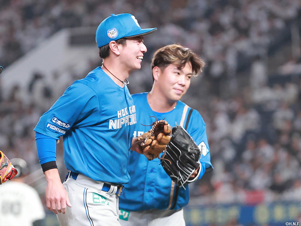 8回表を三者凡退に抑えた金村投手と好守の松本剛選手