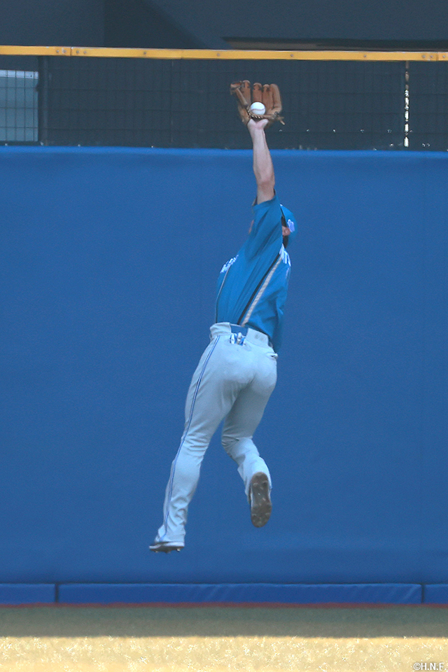 3回裏、好守をみせる松本剛選手