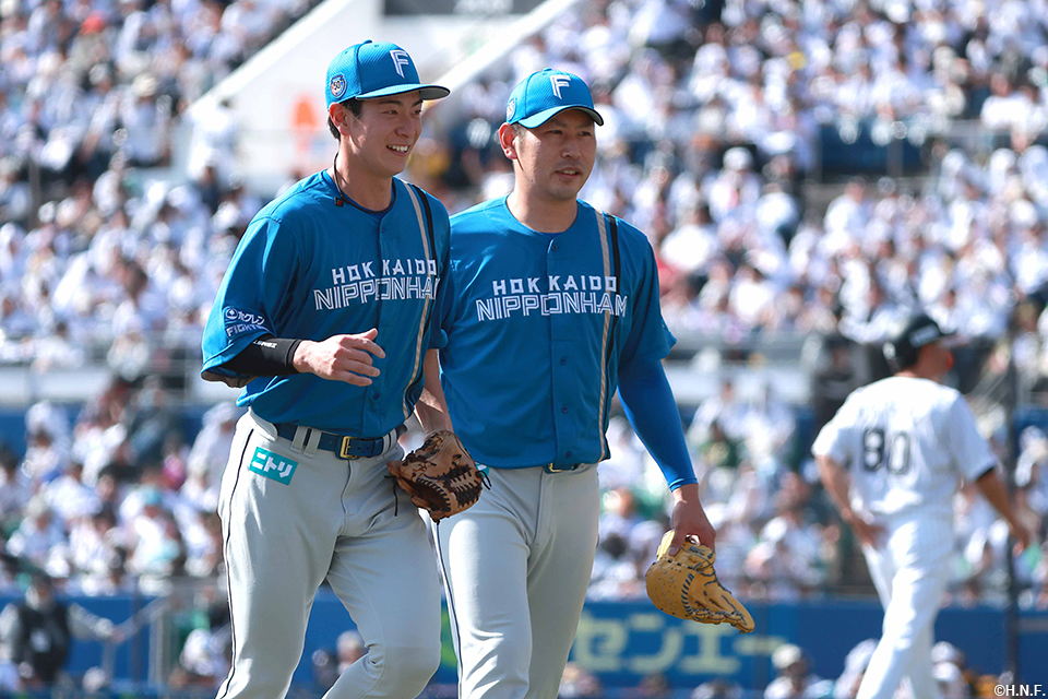 3回裏を抑えた加藤貴投手と好守の松本剛選手