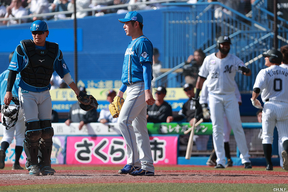 4回裏、失点を許した加藤貴投手と田宮選手