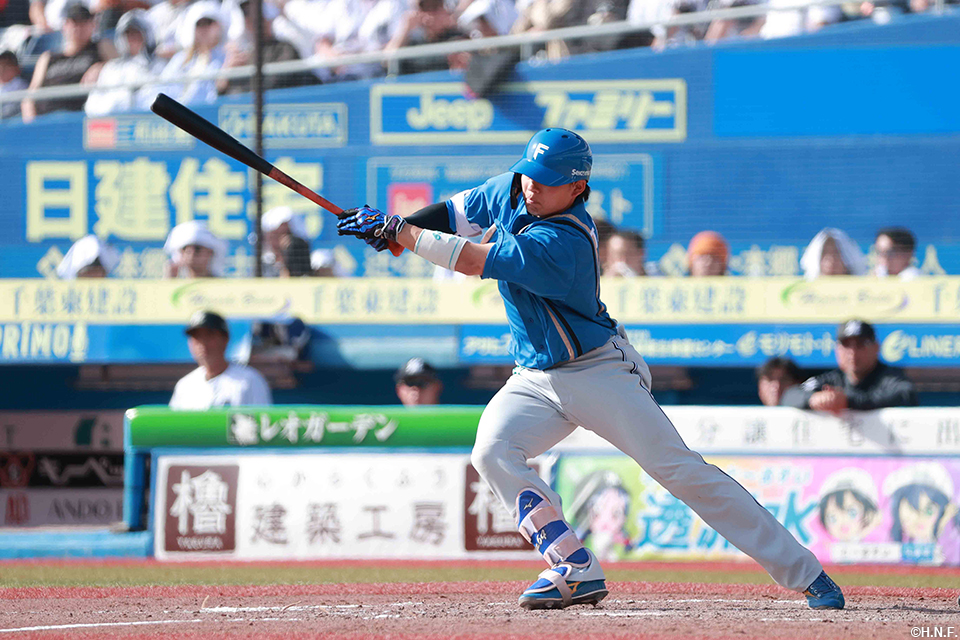 5回表、センターへヒットを放つ田宮選手