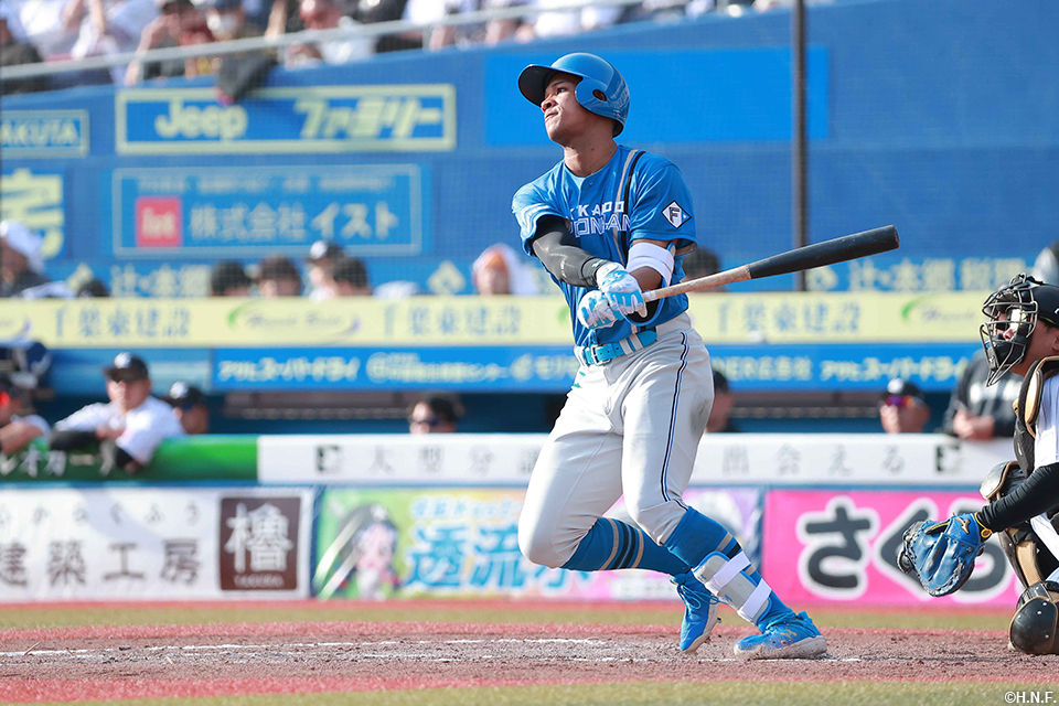 9回表、二塁打を放つ万波選手