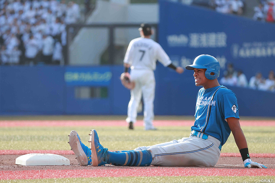 9回表、三塁を狙うもアウトとなった万波選手01