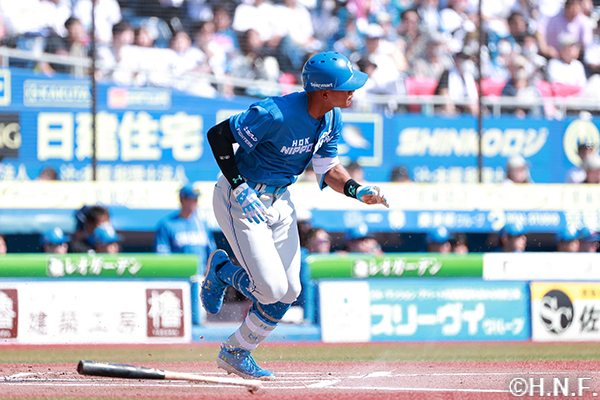 1回表、内野安打を放つ万波選手