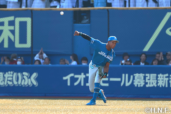 1回裏、好送球で走者をアウトにする万波選手