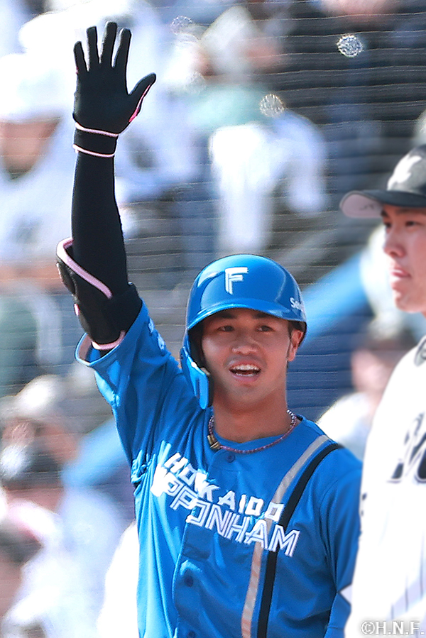 3回表、センターへヒットを放った細川選手