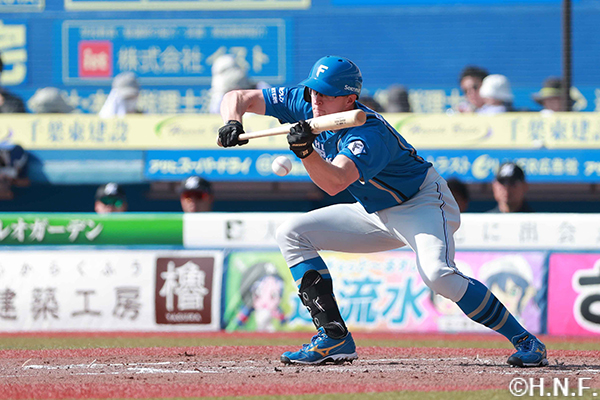 3回表、セーフティバントを成功させるスティーブンソン選手