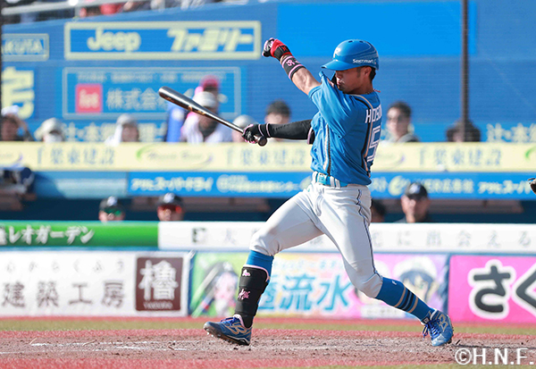 5回表、ライトへヒットを放つ細川選手