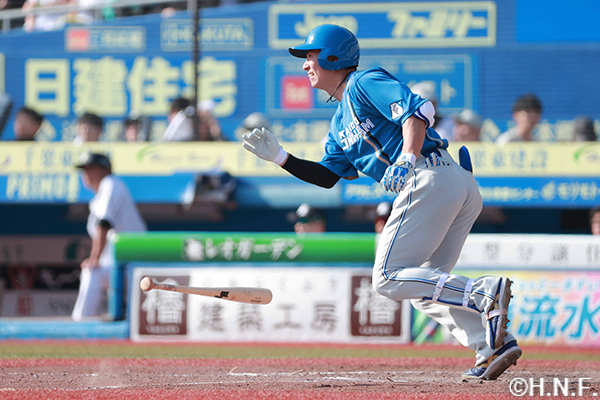 5回表、センターへ二塁打を放つ松本剛選手