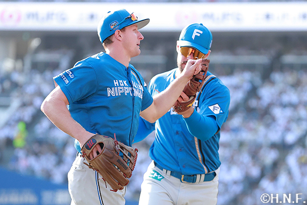 6回裏、好守のスティーブンソン選手とマルティネス選手