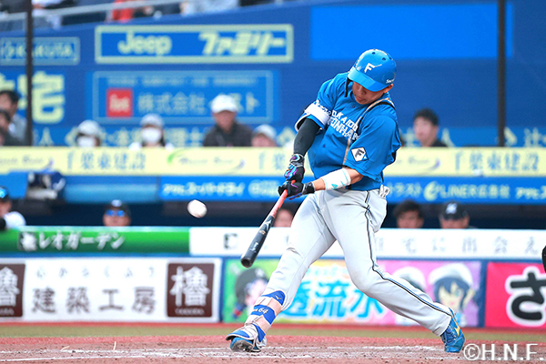 9回表、同点の適時三塁打を放つ田宮選手