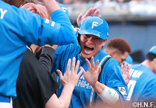 9回表、勝ち越しのホームを踏んだ田宮選手