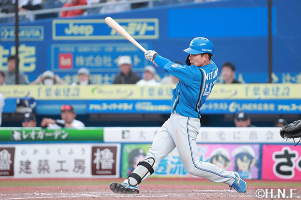 9回表、勝ち越しの適時打を放つ水野選手01