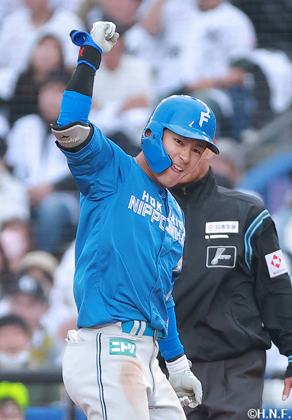 9回表、勝ち越しの適時打を放つ水野選手02