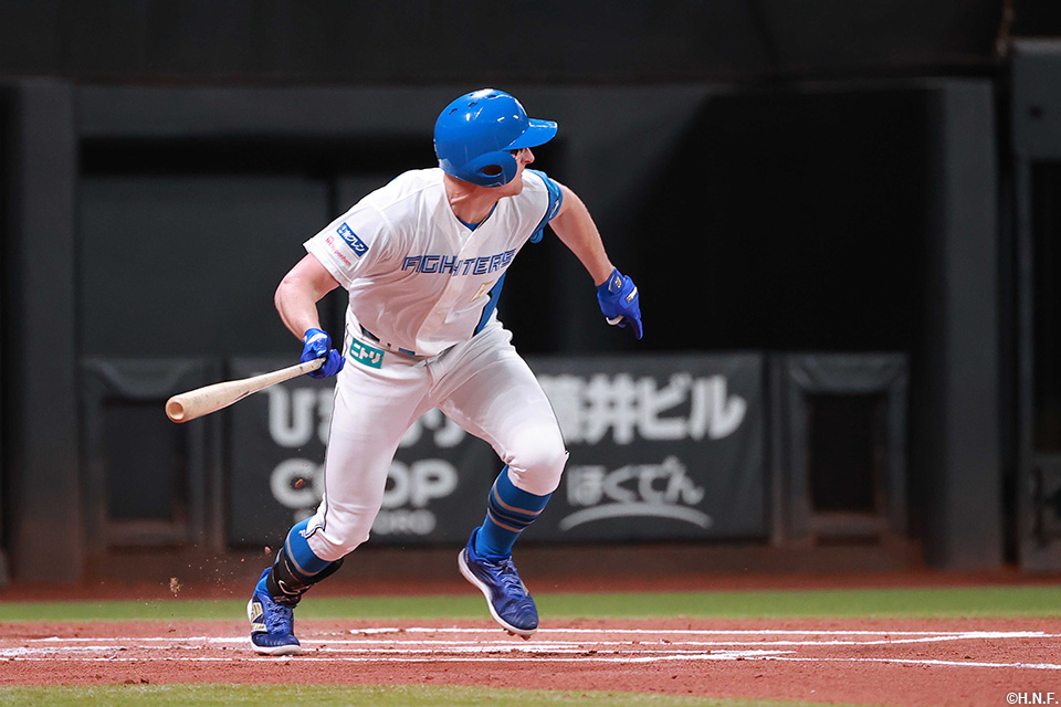 1回裏、二塁打を放つスティーブンソン選手