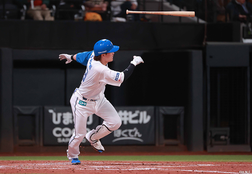 3回裏、レフトへヒットを放つ伏見選手