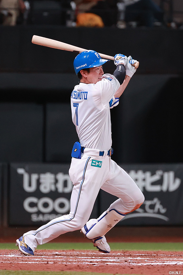 6回裏、センターへヒットを放つ松本剛選手