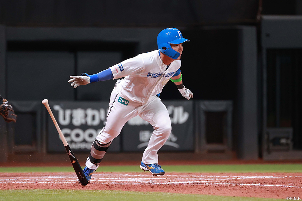 6回裏、内野安打を放つ水野選手01