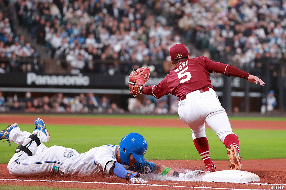 6回裏、内野安打を放つ水野選手02