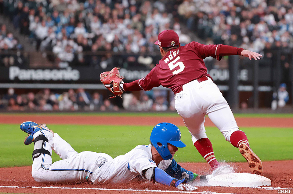 6回裏、内野安打を放つ水野選手03