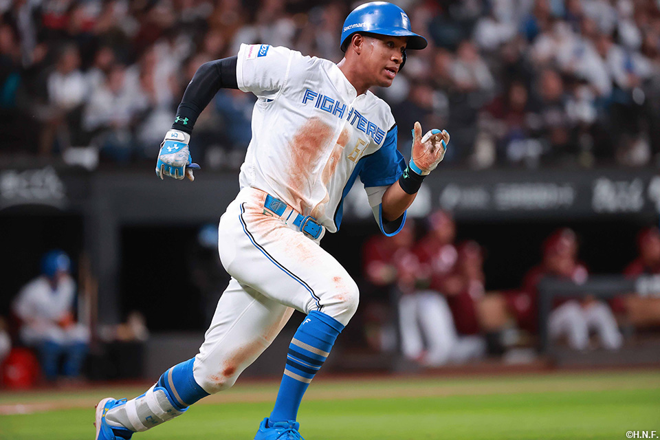 7回裏、適時二塁打を放った万波選手