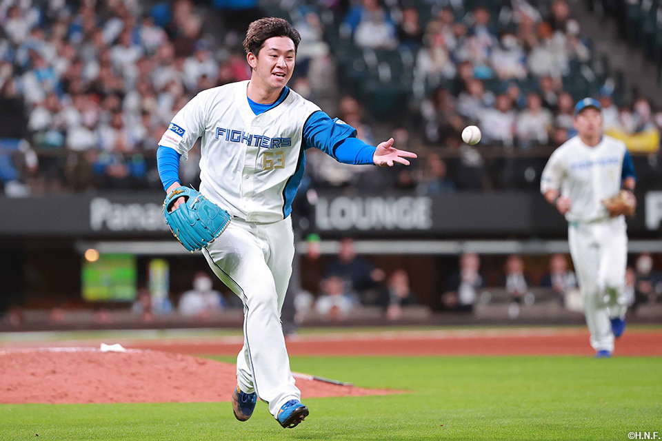 8回表、一塁へトスする北浦投手