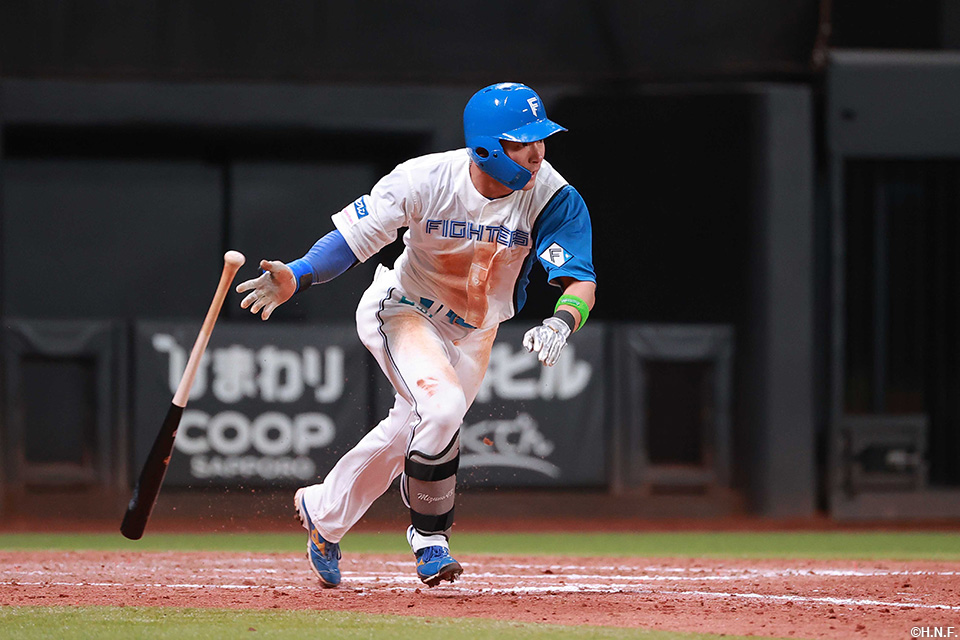 8回裏、内野安打を放つ水野選手