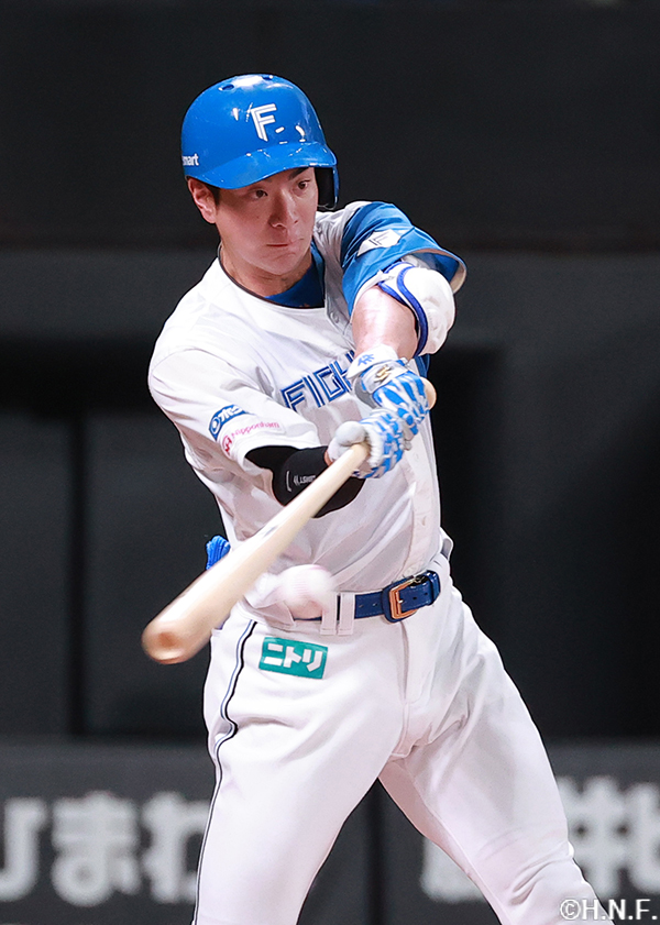 1回裏、ライトへヒットを放つ松本剛選手
