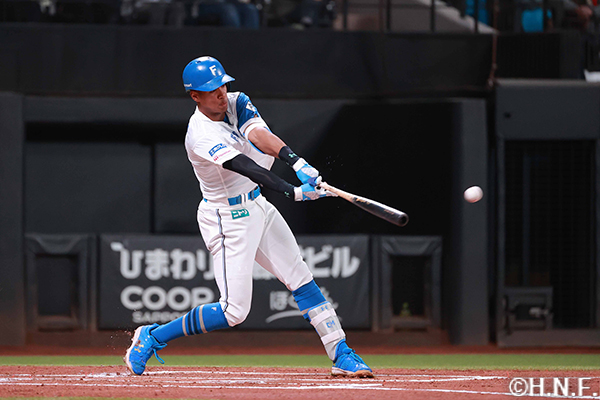 1回裏、先制適時打を放つ万波選手01