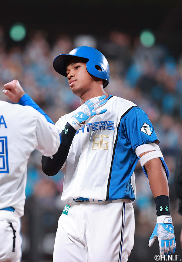 1回裏、先制適時打を放つ万波選手02