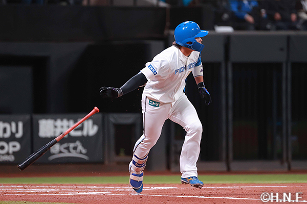 2回裏、レフトへヒットを放つ田宮選手01