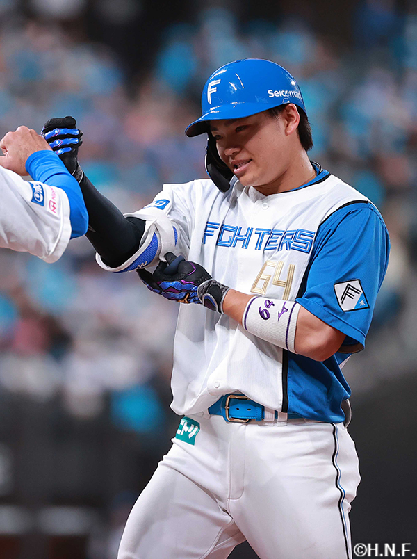 2回裏、レフトへヒットを放つ田宮選手02