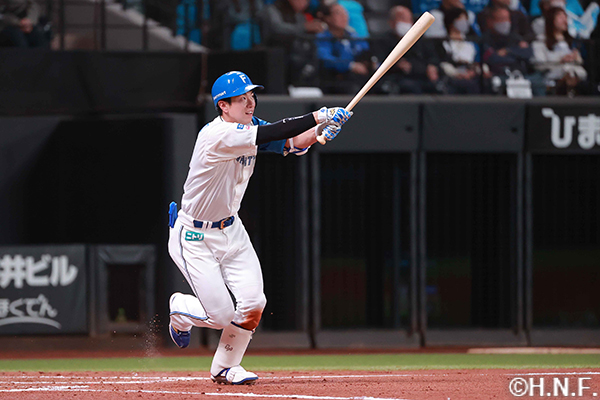 3回裏、ライトへ二塁打を放つ松本剛選手