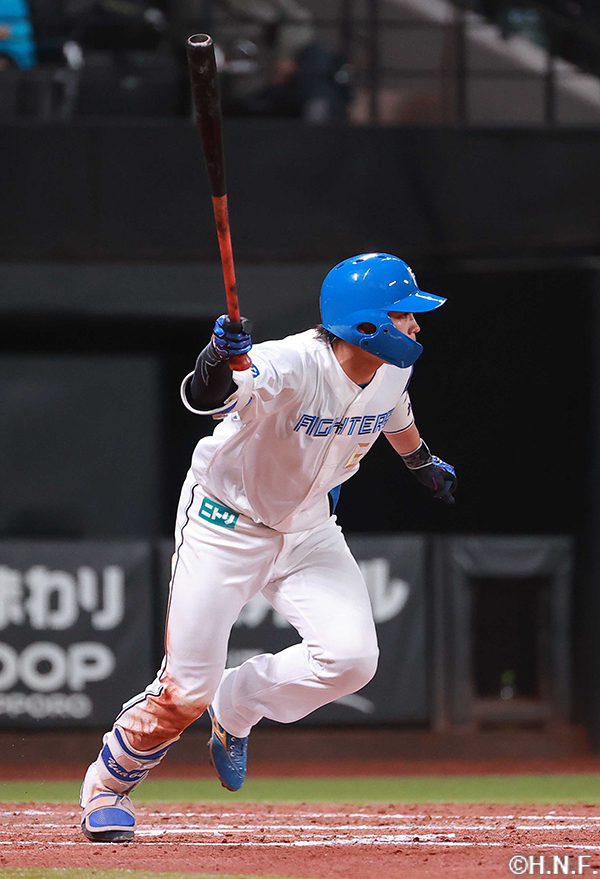 4回裏、センターへヒットを放つ田宮選手01