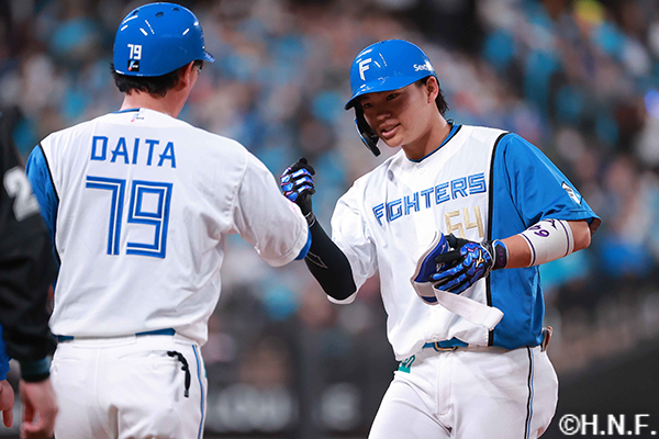 4回裏、センターへヒットを放つ田宮選手02