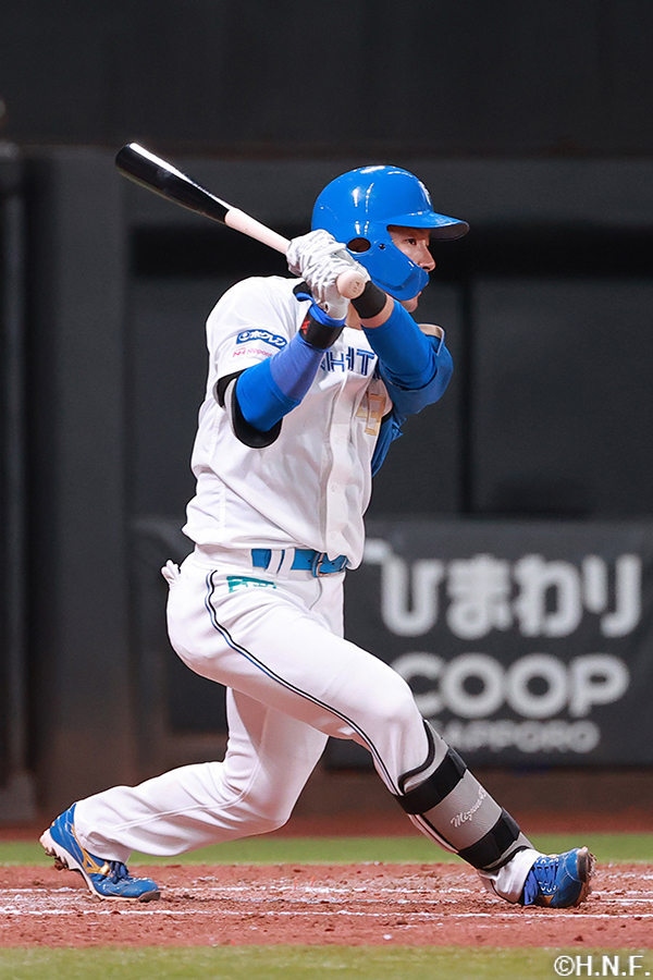 5回裏、ライトへヒットを放つ水野選手