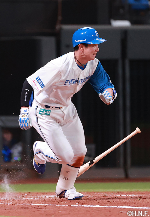 5回裏、レフトへヒットを放つ松本剛選手
