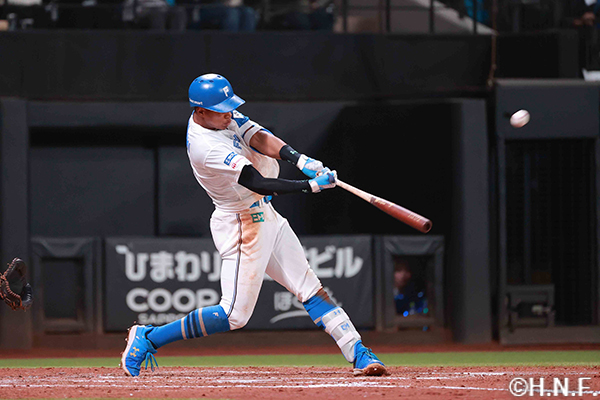 5回裏、レフトへ3ランを放つ万波選手01