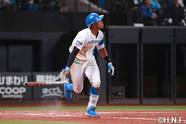 5回裏、レフトへ3ランを放つ万波選手02