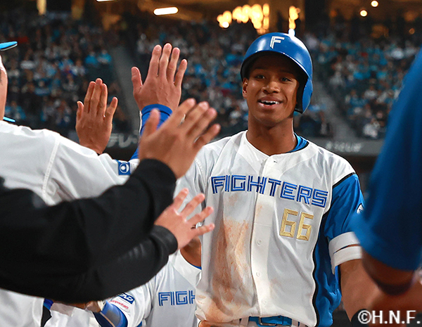 5回裏、レフトへ3ランを放つ万波選手04