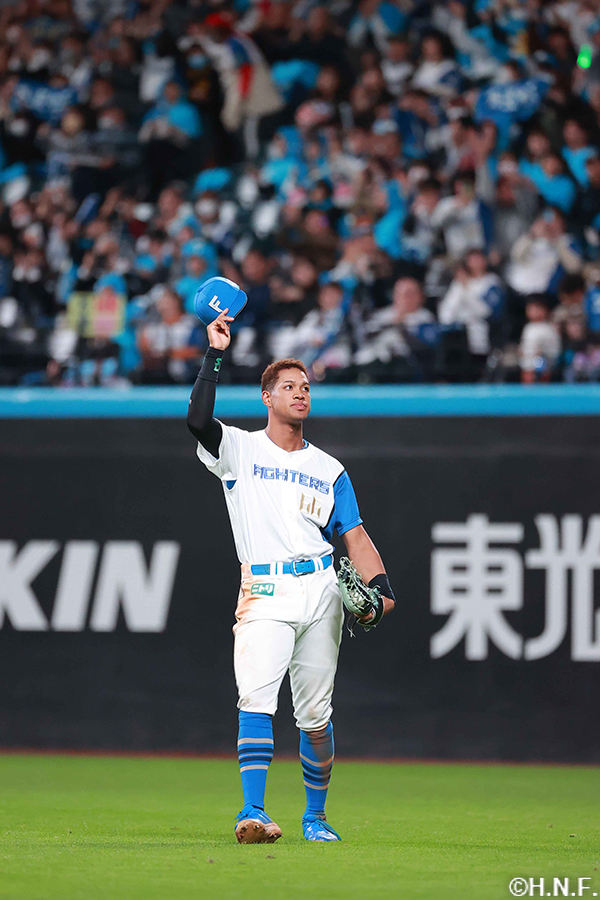 5回裏、レフトへ3ランを放つ万波選手05