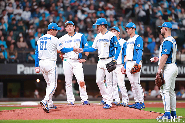 7回表、マウンドに集まる選手たち