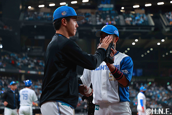 ウイニングボールを手にする北山投手