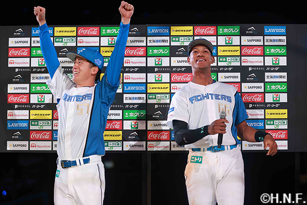 ヒーローの北山投手と万波選手01