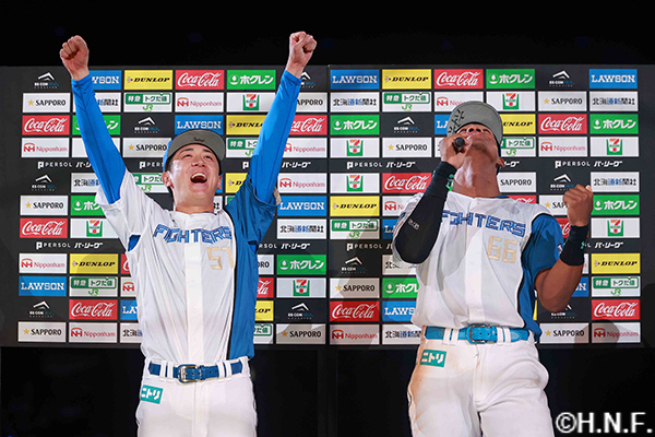 ヒーローの北山投手と万波選手08