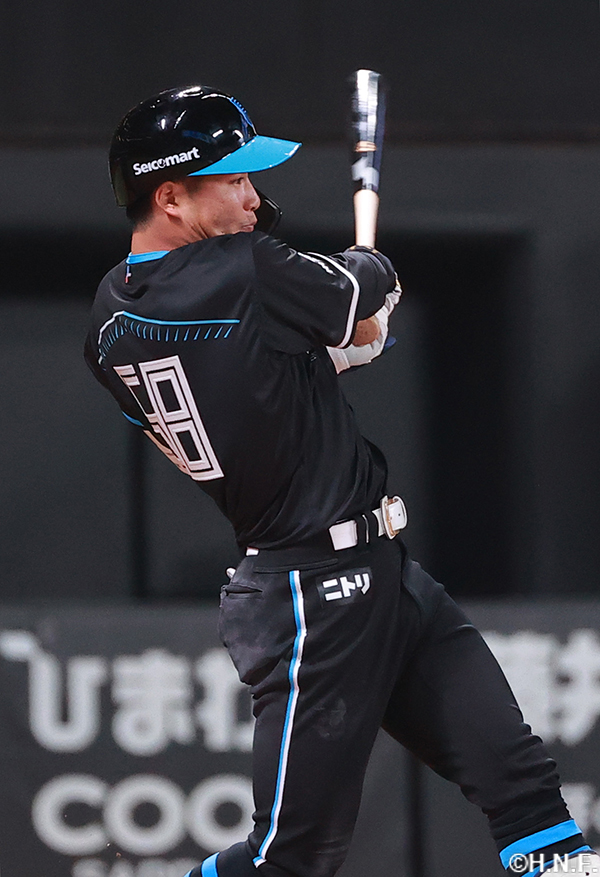 3回裏、レフトへヒットを放つ奈良間選手01