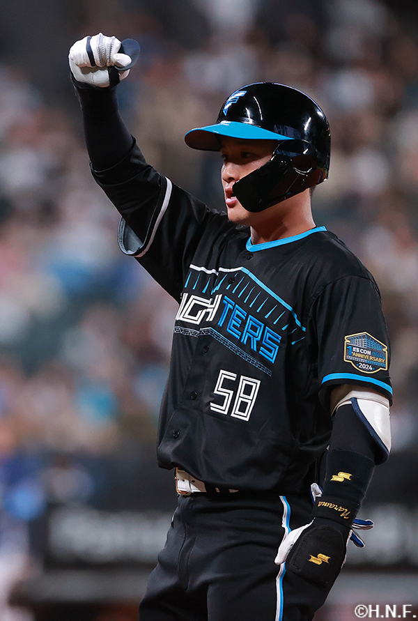 3回裏、レフトへヒットを放つ奈良間選手02