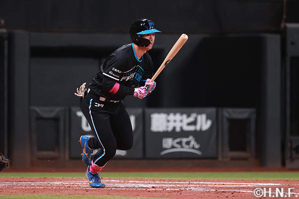 3回裏、ライトへヒットを放つ加藤豪選手01