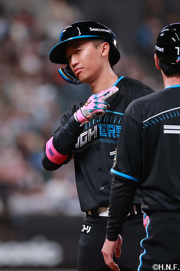 3回裏、ライトへヒットを放つ加藤豪選手02